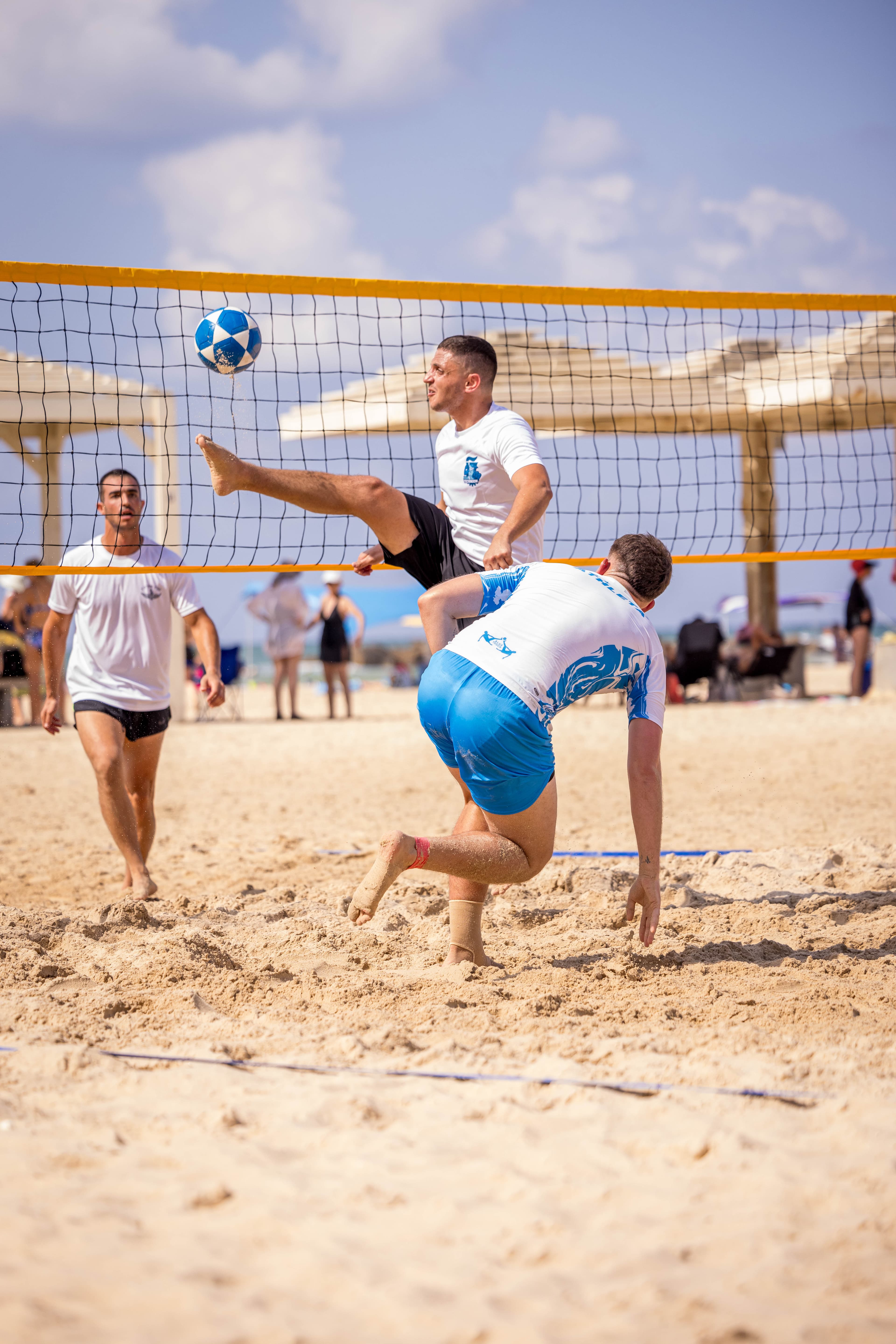 שחקן בלו טאצ' בבעיטת מספריים מעל הרשת, על רקע קהל צופים
